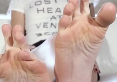 Amateur tranny flexing their way big feet soles