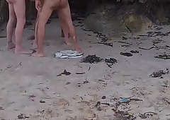Débora fantine - gang bang na praia de nudismo